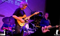 MIKE STERN Band feat.DENNIS CHAMBERS Casa del Jazz