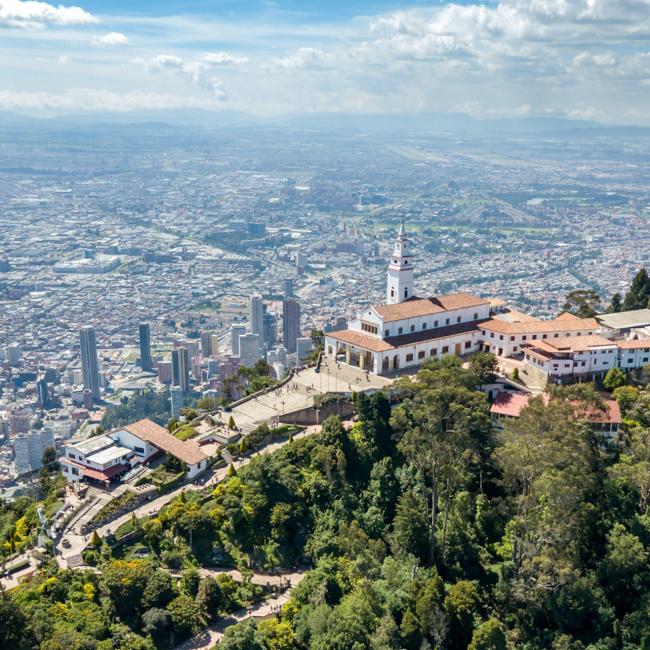 Immagine cover di Monserrate: Funicolare o funivia andata e ritorno
