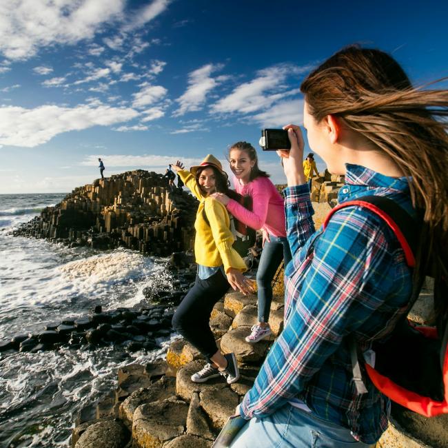 Immagine cover di Giant&#039;s Causeway: Tour di un giorno intero dei bordi oscuri + città di Belfast