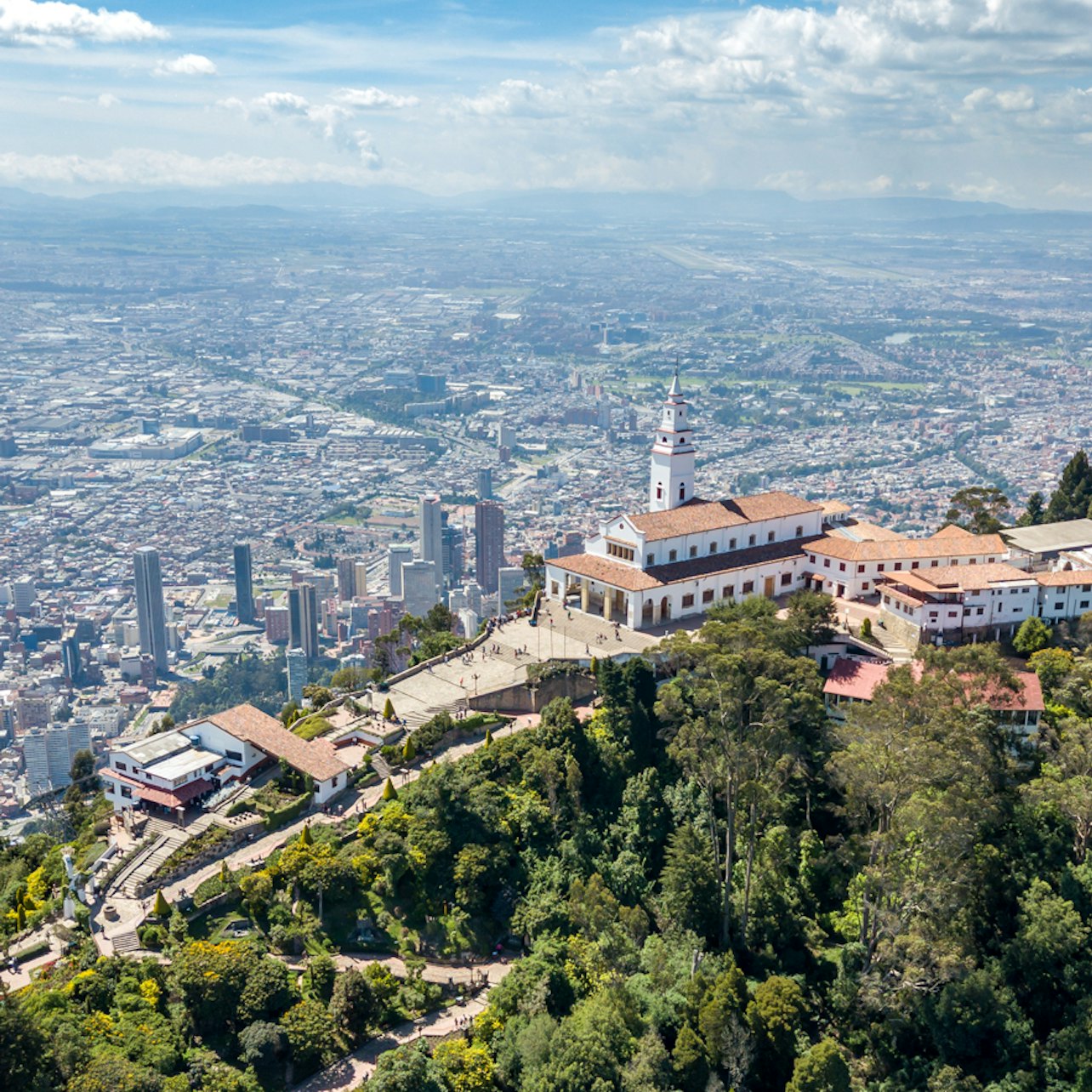 Immagine cover di Monserrate: Funicolare o funivia andata e ritorno