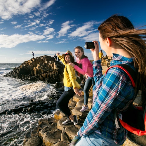 Immagine principale di Giant&#039;s Causeway: Tour di un giorno intero dei bordi oscuri + città di Belfast